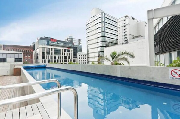 Una piscina al aire libre