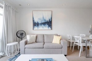 Living area - 2 Brm Apt with Stunning Harbour Views, Level 24 (Auckland)