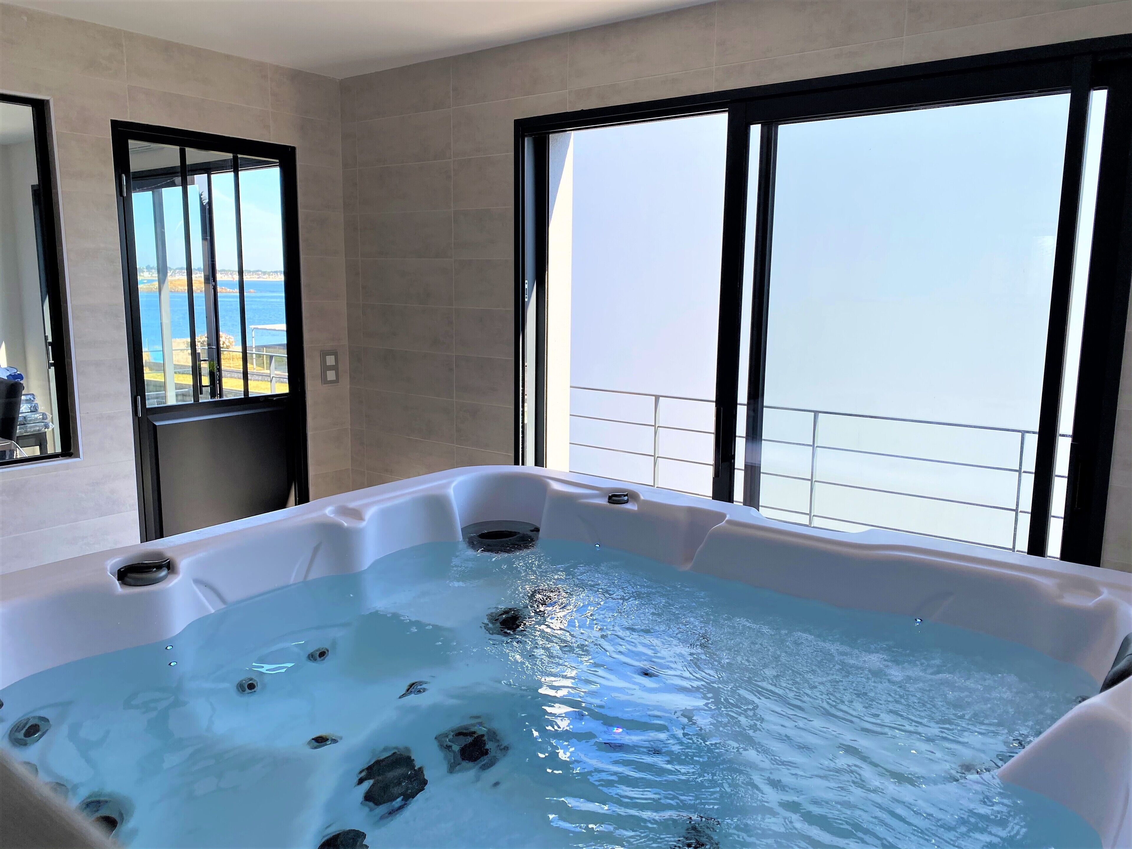 Villa des Mers with jacuzzi sea view 10 people in Gâvres
