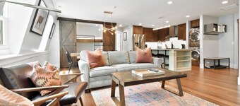 Ski-in/Ski-out, Stunning Top Floor Condo at Park City Base, Professionally Decorated Luxury 5BR