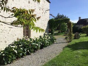Property grounds - "Charming 17th-Century Chapel with Garden, Near River, Free Bikes & More" (Souvigné-sur-Sarthe)