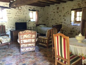 2 bedrooms, free WiFi, bed sheets - "Charming 17th-Century Chapel with Garden, Near River, Free Bikes & More" (Souvigné-sur-Sarthe)