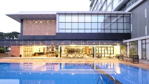 Un hotel moderno con piscina, zona de estar al aire libre y fachada de ladrillo.