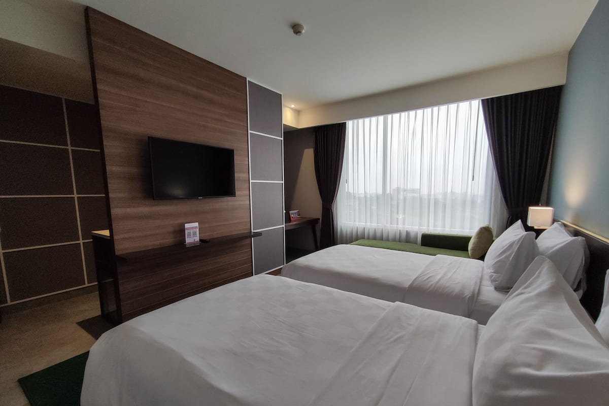 Grand Deluxe Room | Minibar, in-room safe, desk, laptop workspace
