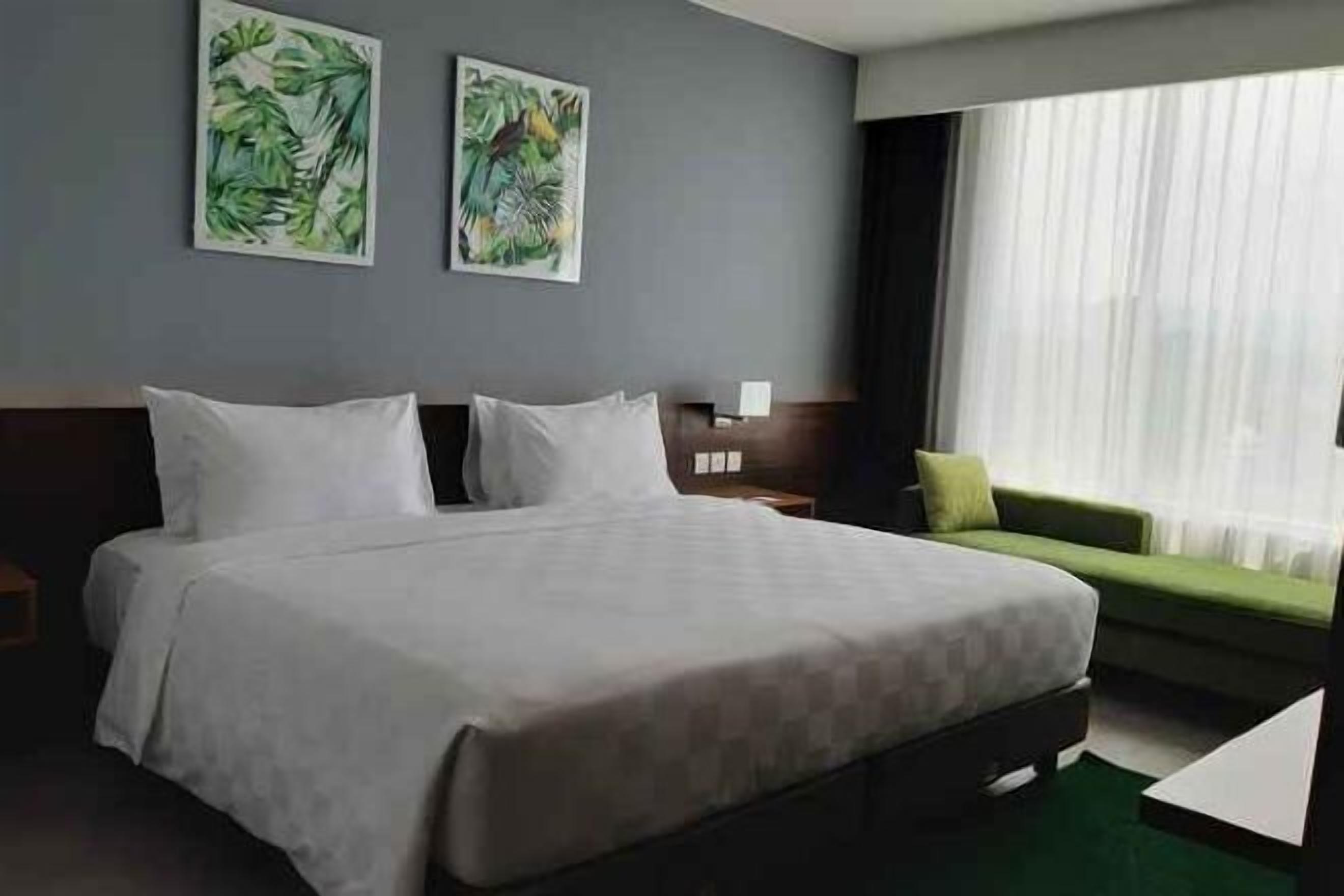 Een minibar, een kluis op de kamer, een bureau, een laptopwerkplek