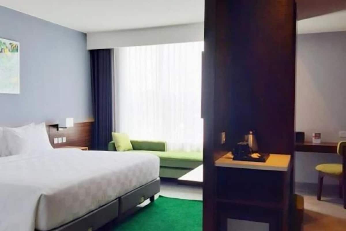 Minibar, in-room safe, desk, laptop workspace