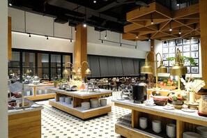 供应午餐和晚餐,国际美食