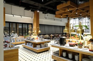 Lunch and dinner served, international cuisine