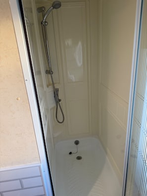 Shower, hair dryer - Captivating 2-bed Static Caravan in Holyhead (Holyhead)
