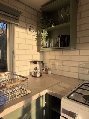 Køleskab, mikrobølgeovn, ovn, kogeplade