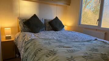 2 soverom, strykejern/-brett og sengetøy