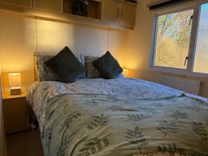 2 bedrooms, iron/ironing board, bed sheets - Captivating 2-bed Static Caravan in Holyhead (Holyhead)