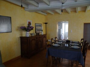 Dining - Charming Cottage in Historic Asnières-sur-Vègre with Modern Amenities (Asnières-sur-Vègre)