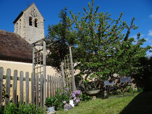 Gîte de Charme au Cœur d'une Petite Cité de Caractère près d'une Rivière et Monuments Historiques
