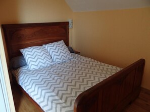 2 bedrooms, free WiFi, bed sheets - Charming Cottage in Historic Asnières-sur-Vègre with Modern Amenities (Asnières-sur-Vègre)