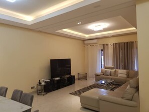 Appartement Deluxe | 3 chambres, bureau, fer et planche à repasser, Wi-Fi gratuit