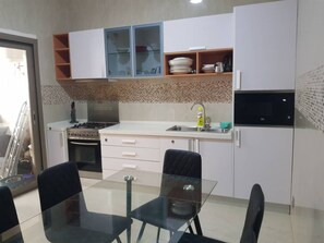 华丽公寓 | 私人厨房 | 大冰箱、微波炉、烤箱、炉灶