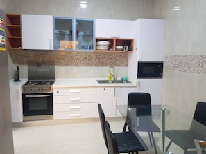 Deluxe Apartment | Private kitchen | Full-size fridge, microwave, oven, stovetop