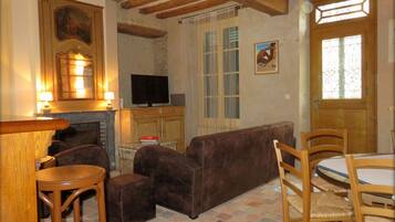 Fernseher, Kamin, DVD-Player