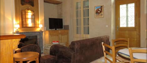 Een televisie, een open haard en een dvd-speler