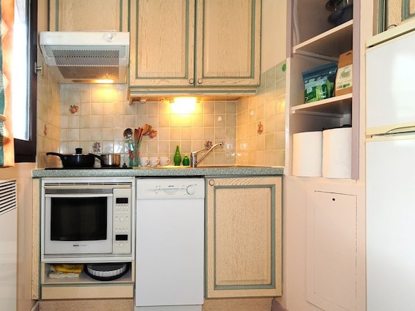 Fridge, dishwasher