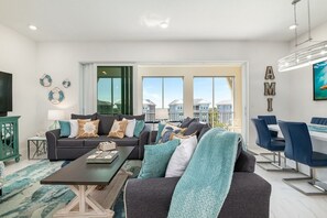 TV - ⚓Castaway in Margaritaville! Modern, Beachy Condo overlooking pool!⚓ (Bradenton)