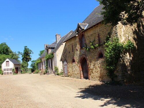 Charme du XVIIe avec grand terrain clos, dépendances restaurées, jardin, garage fermé et équipements divers