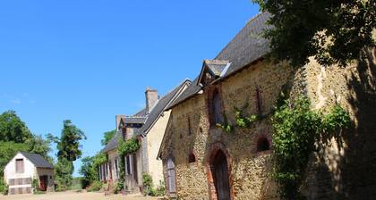 Charme du XVIIe avec grand terrain clos, dépendances restaurées, jardin, garage fermé et équipements divers