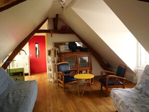 Interior - Charming Countryside Home: Fireplace, BBQ, Kids' Playground, and Summer Pool in Loir en Vallée (Ruillé-sur-Loir)