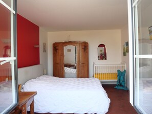 3 bedrooms, free WiFi - Charming Countryside Home: Fireplace, BBQ, Kids' Playground, and Summer Pool in Loir en Vallée (Ruillé-sur-Loir)