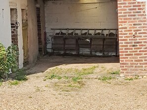 Property grounds - Charming Countryside Home: Fireplace, BBQ, Kids' Playground, and Summer Pool in Loir en Vallée (Ruillé-sur-Loir)