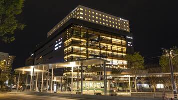 施設の正面 (日没後)