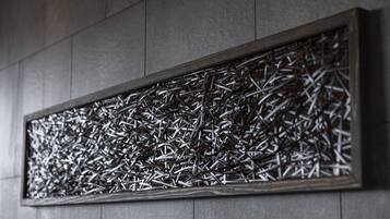 Un mur recouvert d’un panneau métallique à texture.