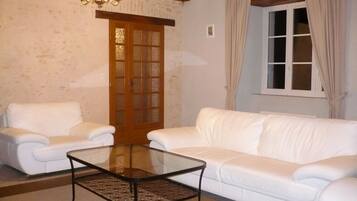 Televisie, een open haard, een dvd-speler en een tafeltennistafel