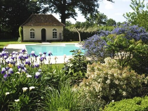 Gîte charmant avec piscine chauffée, tennis et jardin près de Beaumont-sur-Sarthe