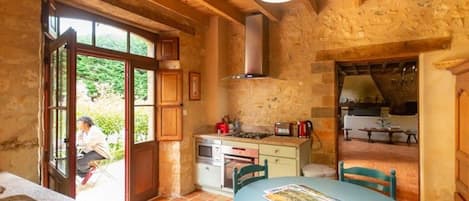Kühlschrank, Mikrowelle, Ofen, Geschirrspüler