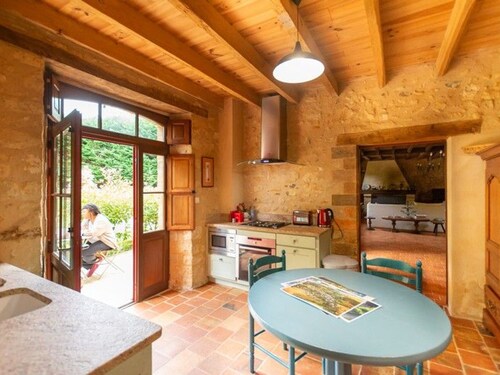 Charme et authenticité : gîte pour 4 pers. en bord de rivière avec jardin enchanteur en Sarthe