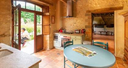 Charme et authenticité : gßte pour 4 pers. en bord de riviÚre avec jardin enchanteur en Sarthe