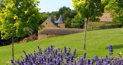 Charming Countryside Cottage with River Views, Near Historic Manor House