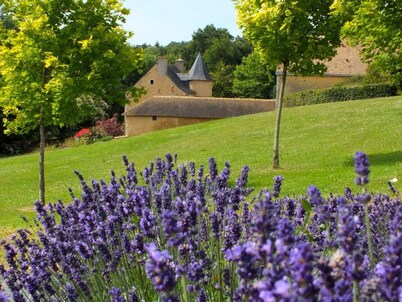 Charming Countryside Cottage with River Views, Near Historic Manor House