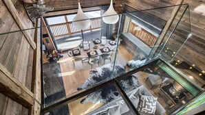 Ein modernes Interieur mit Essbereich, Kamin und Blick ins Freie.