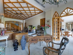 Villa, 6 Bedrooms | Living room