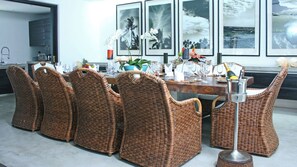 Villa, 4 Bedrooms | Dining room