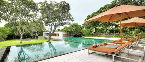 Kolam renang outdoor, dengan payung kolam renang dan kursi berjemur