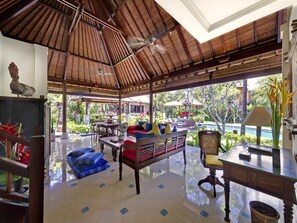 วิลล่า, 4 ห้องนอน | บริเวณนั่งเล่น | ทีวีจอแอลอีดี, เครื่องเล่นดีวีดี