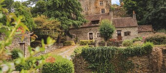 Charming Riverside Cottage with Fishing & Wifi, Near Historic Sites