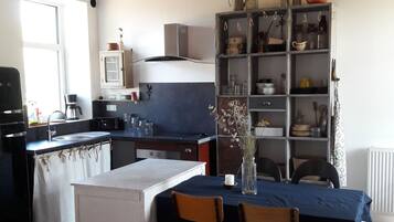 Geladeira, micro-ondas, fogão, lava-louças