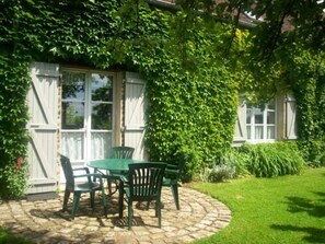 Outdoor dining - Charming Farmhouse with Fireplace, Garden, and Modern Amenities in Joué-l'Abbé (Joué-l'Abbé)