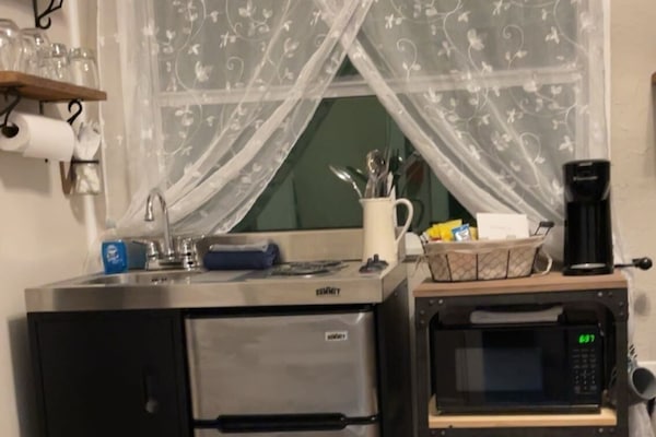 Refrigerador, microondas, cafetera/tetera, tostadora