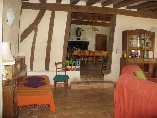 Een televisie en een dvd-speler